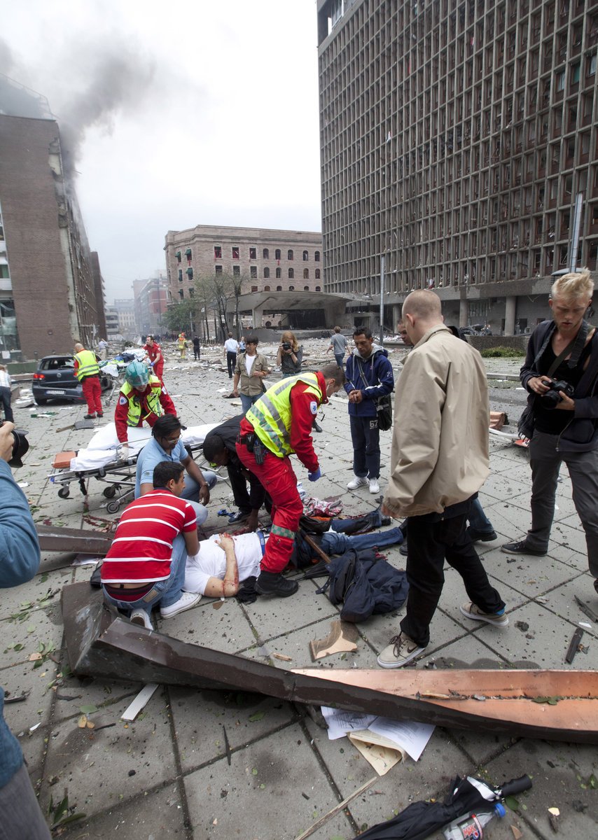 Po explozi v centru Osla zůstalo na ulicích 15 zraněných osob, první zprávy mluvily i o dvou obětech.