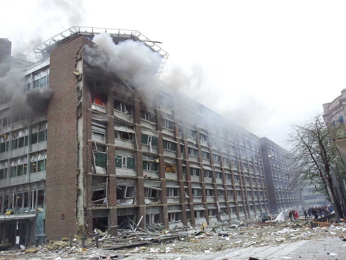 Tato 17patrová vládní budova přišla o všechna svá okna, hořela, trosky se válely všude...