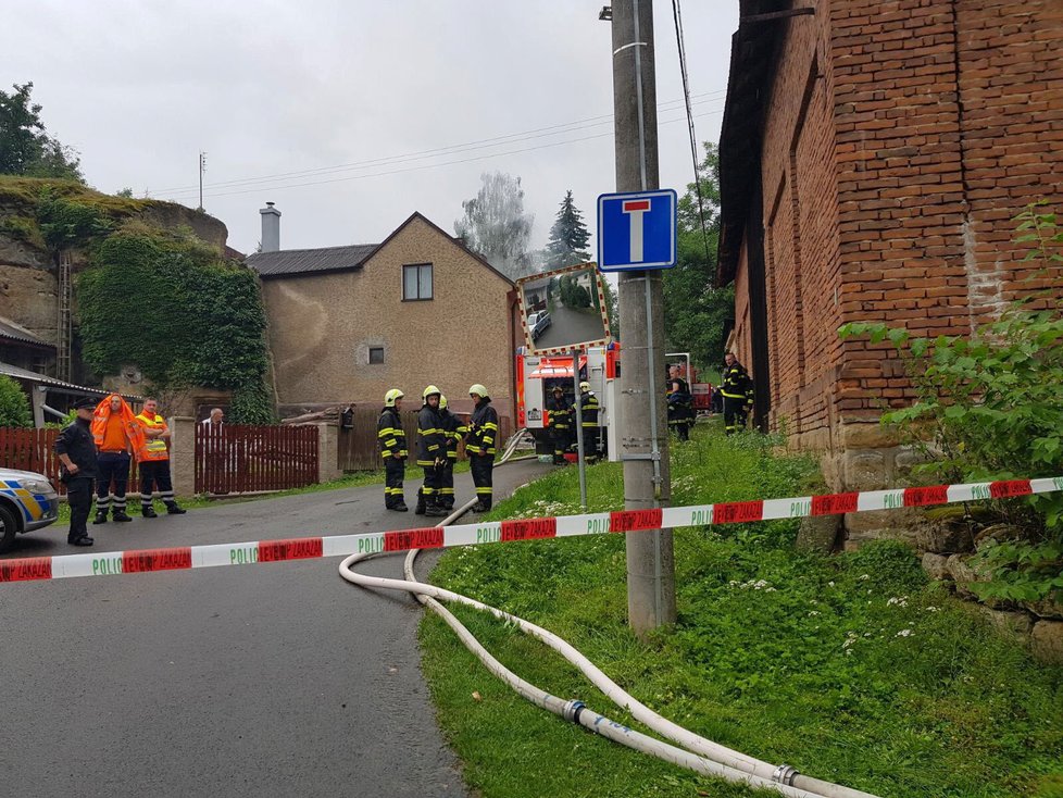 Exploze v domě na Mělnicku: Patrně zde vybuchl plyn.