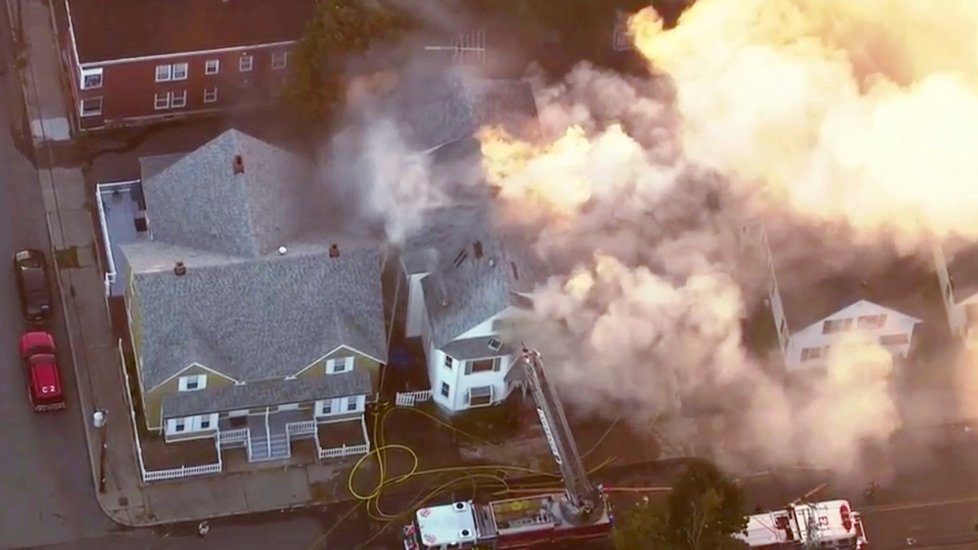 U Bostonu vybuchlo plynové potrubí, nejméně jeden člověk zemřel.