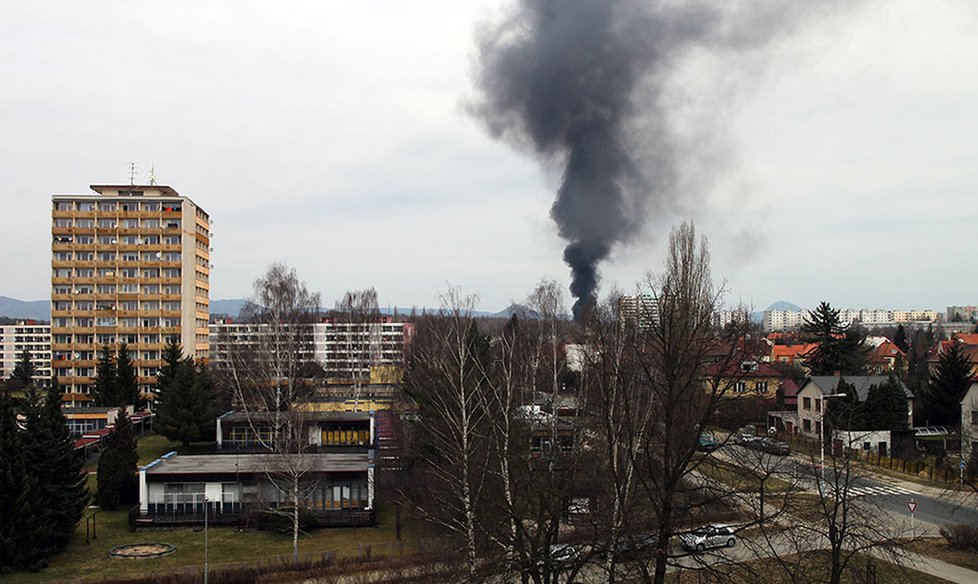 V České Lípě bouchl sklad čerpací stanice. Stoupající kouř je vidět z veliké dálky.