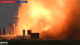 Prototyp nové rakety Starship společnosti SpaceX explodoval na testovací rampě v americkém státě Texas (29. 5. 2020)