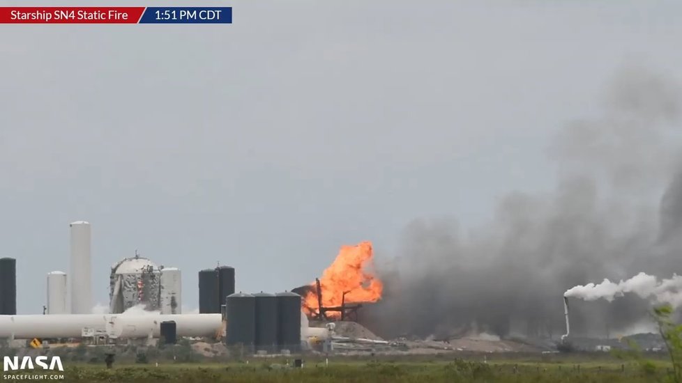 Prototyp nové rakety Starship společnosti SpaceX explodoval na testovací rampě v americkém státě Texas (29. 5. 2020)
