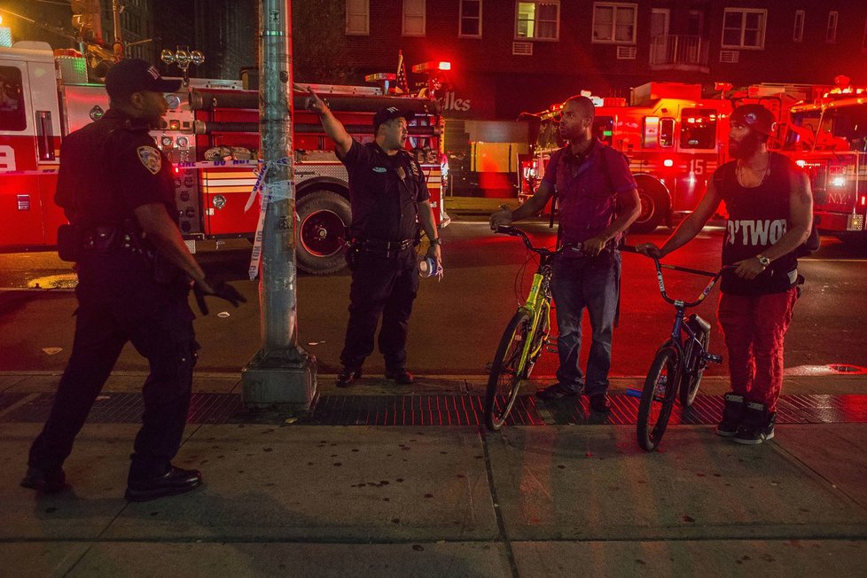 V rámci vyšetřování exploze na Manhattanu bylo zatčeno pět lidí.
