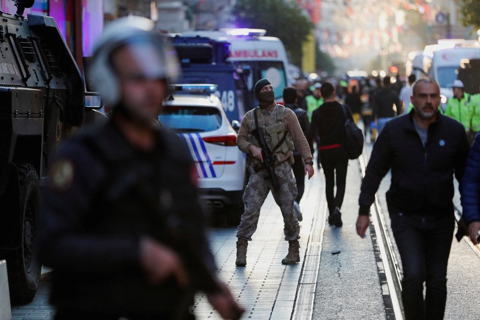 Exploze v Istanbulu: Na pěší zóně šlehaly plameny (13. 11. 2022).