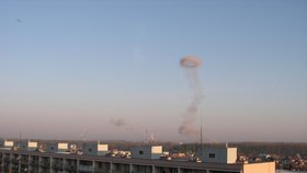 Fotografie je zachycenáz balkonu na sídlišti Polabiny v Pardubicích dnes před 7 hodinou. Zhruba 2,5 Km vzdušnou čarou od Semtína.