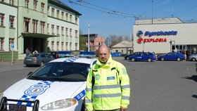 Strážník Pavel Řehoř před hlavní branou do firmy Expolosia