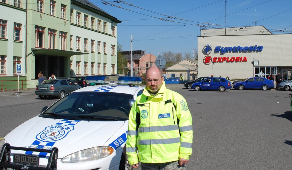 Strážník Pavel Řehoř před hlavní branou do firmy Explosia 