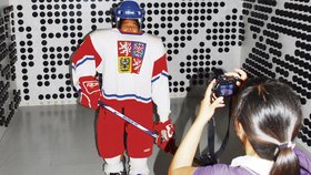 ŽIJEME HOKEJEM: A do třetice, zástup Číňanů (kteří se všeobecně rádi fotí) stojí i před výklenkem s postavou hokejisty. Do helmy strčí hlavu a je z nich český reprezentant.