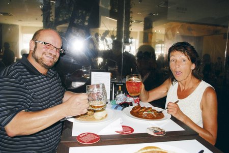 Svíčková? 450 Kč! Pivo? 150 Kč! Kde mají zaručeně plno? V české restauraci, která je součástí pavilonu. „Česká kuchyně Číňanům chutná. I když se občas diví, kde je rýže,“ říkal jeden z číšníků. Ale najíst se tu rozhodně není levná záležitost. Svíčková v přepočtu 450 korun, štrúdl 180 korun, pivo 150 korun, kulajda 120 korun…