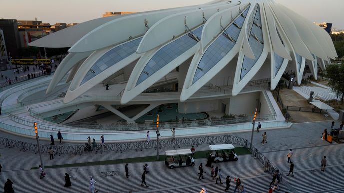 Pavilon pořadatelské země, Spojených arabských emirátů, navrhl španělský architekt Santiago Calatrava. Tvar pavilonu byl inspirován sokolím křídlem, národním symbolem SAE.