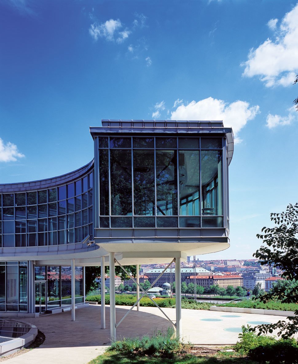 Exteriéry a interiéry budovy Expo 58 na Letné po rekonstrukci, který proběhla v roce 2001.