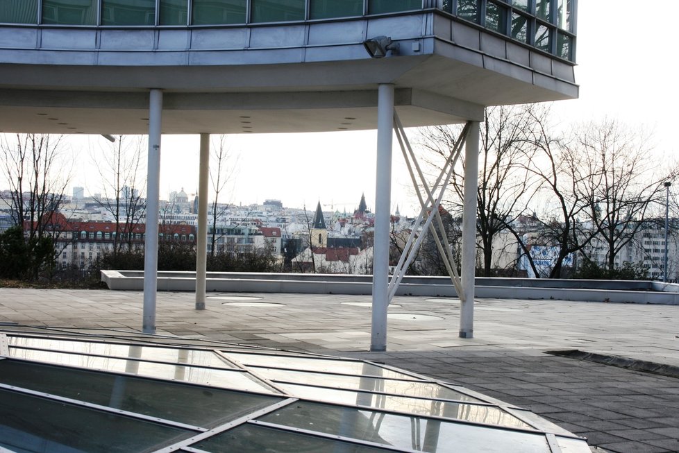 Budova Expo 58 na Letné je nyní prázdná. Donedávna tu sídlila komunikační agentura Havas Prague.
