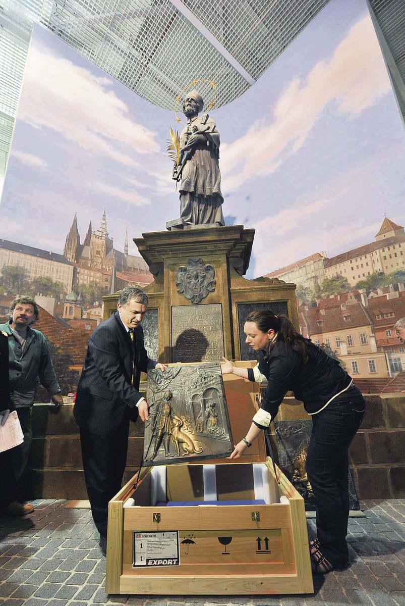 Do Číny míří i dvě bronzové plakety ze sochy Jana Nepomuckého