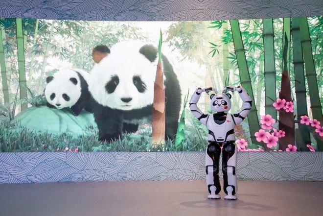 Robotická panda je hvězdou čínského pavilonu.
