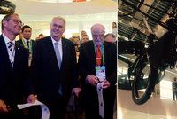 Zeman ukázal světu létající kolo a míří domů. Expo 2017 nabízí vynálezy i pivo