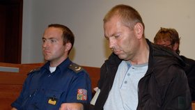 Ve vazbě určitě zůstane expolicista Miloš A., souzený v Brně za podvod.