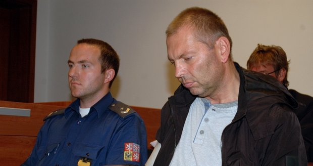 Ve vazbě určitě zůstane expolicista Miloš A., souzený v Brně za podvod.