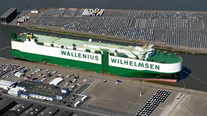 Nové automobily čekající na nakládku v německém přístavu Bremerhaven