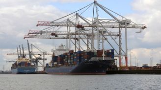 Spory mezi velmocemi zpomalí světový obchod, předpovídá WTO