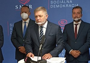 Bývalý slovenský předseda vlády Robert Fico v pondělí obvinil vládní koalici z kriminalizace opozice a demontáže právního státu. Chce, aby se situaci na Slovensku zabývala Evropská komise.