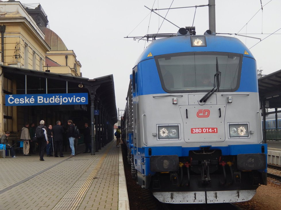 Expres ČD dorazil poprvé do Českých Budějovic při prezentační jízdě jako mimořádný vlak 22. listopadu.