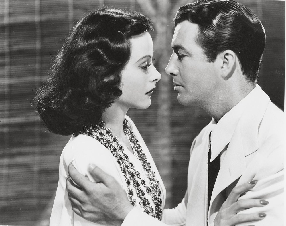 Hedy Lamarr znají lidé většinou jako krásnou herečku stříbrného plátna, která se jako vůbec první objevila ve filmu nahá. Je ale také autorkou patentu v radiokomunikaci, který se používá dodnes! 