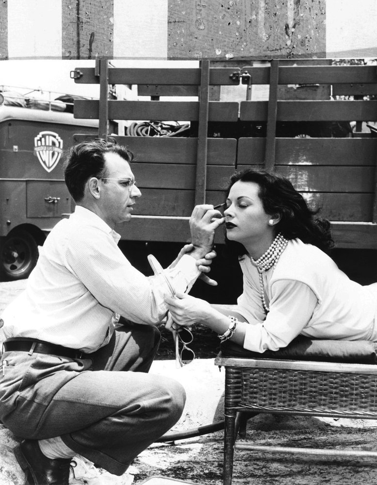 Hedy Lamarr znají lidé většinou jako krásnou herečku stříbrného plátna, která se jako vůbec první objevila ve filmu nahá. Je ale také autorkou patentu v radiokomunikaci, který se používá dodnes! 