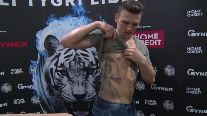 Do boje! Liberecký Šimek pro iSport TV odhalil obří tetování Do boje! Liberecký Šimek pro iSport TV odhalil obří tetování