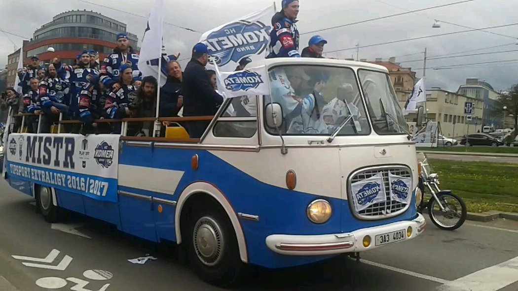 Hráči Komety Brno vyjeli do města na speciálním autobusu