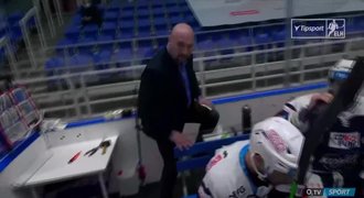 Běž dělat svou práci a nes** mě! Boss Komety seřval sudího, dostal trest