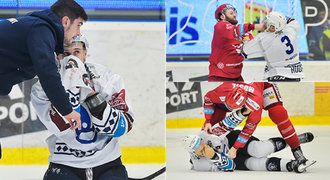 Bitka v Plzni jako z NHL! Musil rychle sundal Houdka, ten skončil v krvi