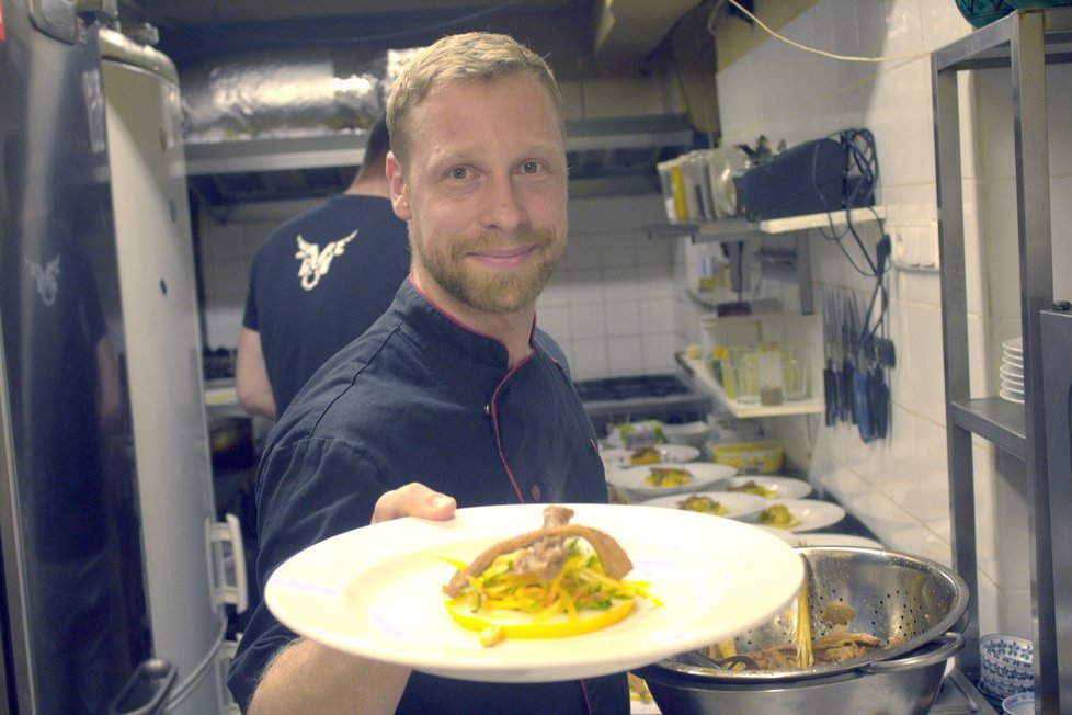 Extrémní menu: Brňané si pochutnali na žabích stehýnkách, pražených červech i hadech.