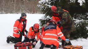 Policisté pomáhali ženě rodit v autě: Záchranáře napadl agresivní otec dítěte