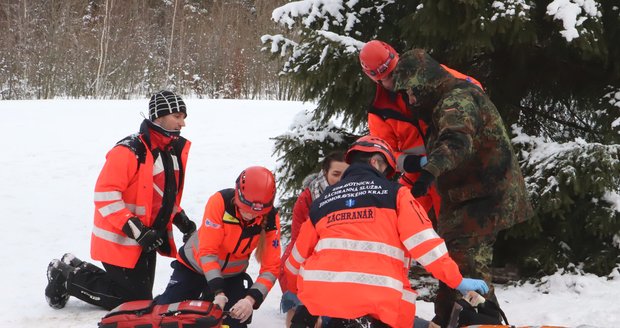 Policisté pomáhali ženě rodit v autě: Záchranáře napadl agresivní otec dítěte