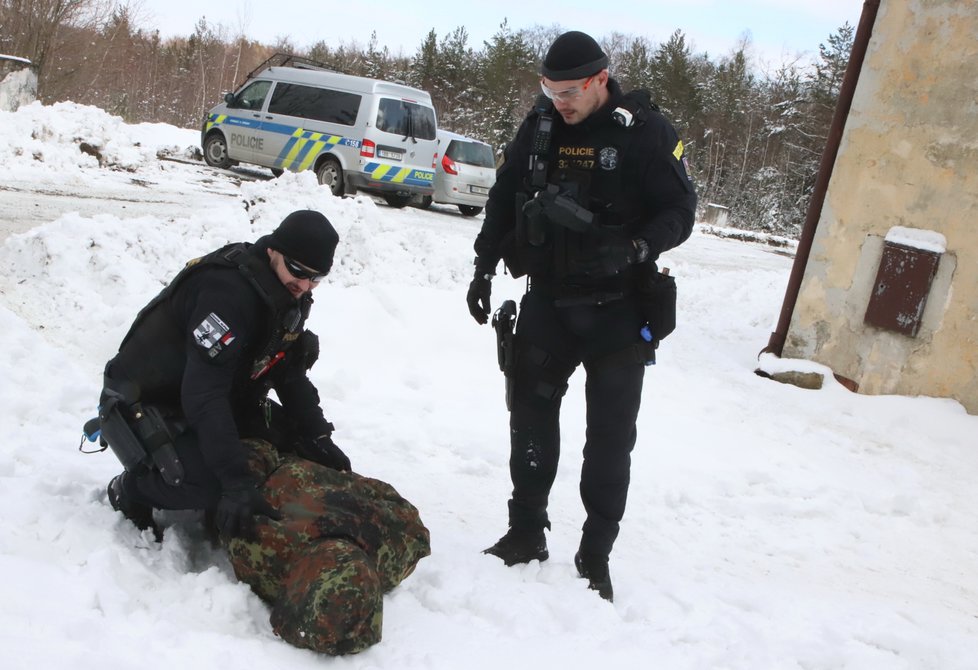 Otce dítěte museli policisté zadržet, bránil záchranářům v oživování jeho syna.