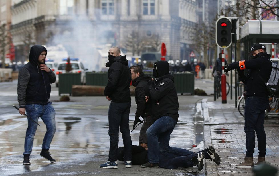 Poklidnou pietní akci narušilo zhruba 450 extremistů.