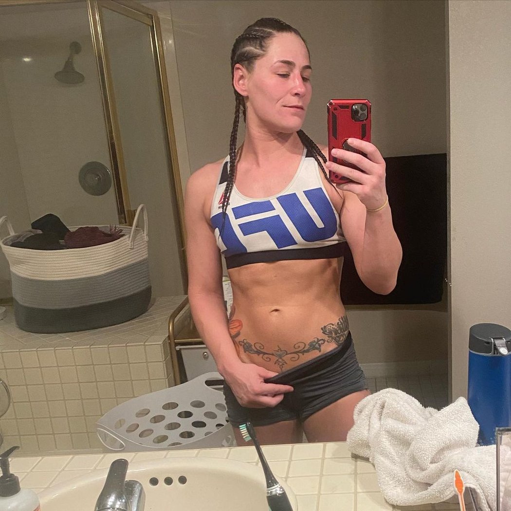 Zápasnice z UFC Jessica Eye si přivydělává erotikou.