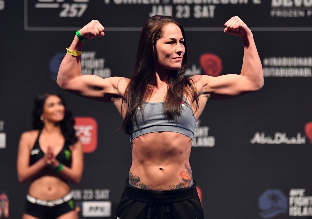 Drsná bojovnice z UFC Jessica Eye si přivydělává erotikou.