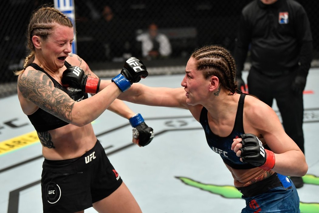 Drsná bojovnice z UFC Jessica Eye si přivydělává erotikou.