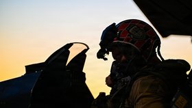 F-16 se připravuje na misi.