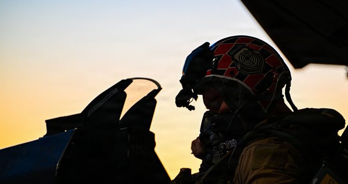 F-16 se připravuje na misi.