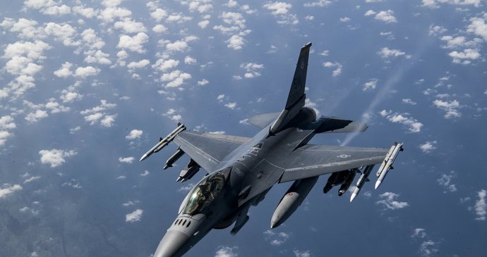 F-16 jsou ve službě od roku 1978, ale díky modernizacím stále patří ke špičce.