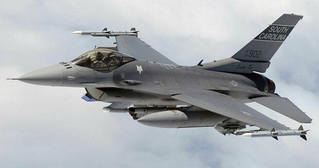 Stíhačky pro Ukrajince? F-16 nevzlétnou dřív než v červenci, pilotům chybí výcvik