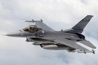 ONLINE: Rusko prská kvůli stíhačkám F-16. Ukrajina jich v první fázi může získat až 36