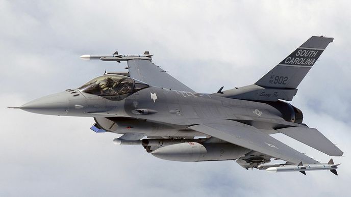 F-16 Fighting Falcon, jeden z nejpoužívanějších vojenských letounů světa