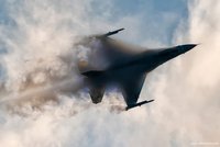 V Řecku se zřítila stíhačka F-16: Pilot se katapultoval, dopadl do moře