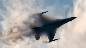 Stíhačce F-16 odpadl za letu kus výzbroje a spadl na auto v Polsku: Škoda za 15 tisíc