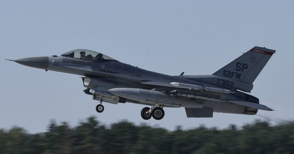 Z polské stíhačky F-16 odpadl za letu díl a poničil automobil, škoda byla vyčíslena na 15 000 korun.