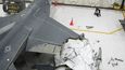 Americká stíhačka F-16 po srážce ve vzduchu dokázala přistát i bez poloviny křídla   